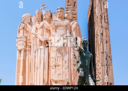 Monumento alla battaglia di Las Navas de Tolosa. Figura in bronzo del pastore Martín Halaja e dei capi cristiani, da destra a sinistra, Pietro II il Catholi Foto Stock
