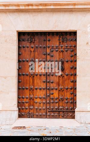 Vecchia porta con segni metallici. Ronda, Málaga, Andalucía, Spagna, Europa Foto Stock