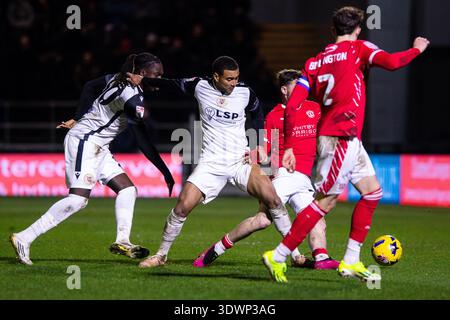 Ashley Charles affronta un giocatore del Crewe Alexandra durante Bromley vs Crewe Alexandra FC 27/01/26 Foto Stock