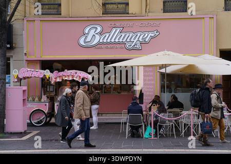 Vivace negozio di gelati e crepes Ballanger rosa a Nizza, Francia, con posti a sedere all'aperto, carrello gelato e gente che gusta prelibatezze in una giornata mite. Nizza Foto Stock