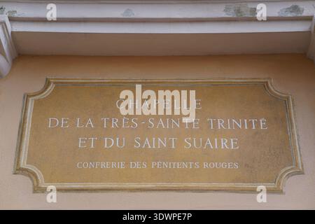 Placca ornata sulla facciata della Chapelle de la Très-Sainte Trinité et du Saint Suaire, sede della Confrérie des Pénitents Rouges, nel vecchio Ato di Nizza Foto Stock