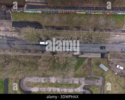 Immagine aerea di un parco di Liverpool con campi aperti e strade residenziali circostanti. Foto Stock