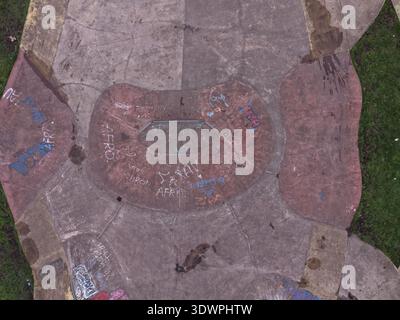 Immagine aerea di uno skate Park di Liverpool accanto a un campo e a sentieri Foto Stock