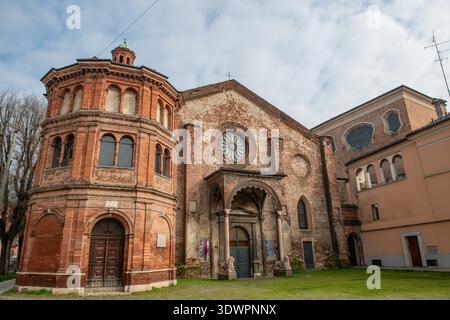 La Chiesa di San Luca è un edificio religioso situato a Cremona, ha una facciata a capanna in stile romanico-lombardo Foto Stock