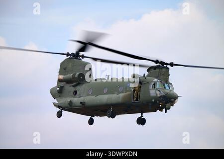 Boeing Chinook HC.5 del 7 Squadron della Royal Air Force che esegue una dimostrazione di ruolo al Royal International Air Tattoo 2025 Foto Stock