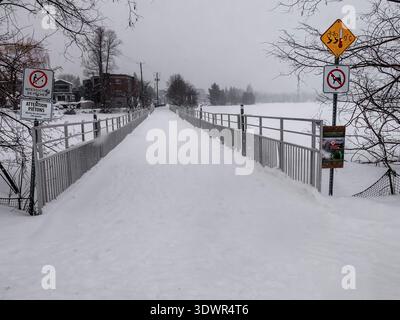 Inverno al Lac Boivin di Granby, Quebec, Canada. L'area intorno all'ufficio informazioni turistiche è molto apprezzata per iniziare un tour intorno al lago, in estate o in inverno Foto Stock