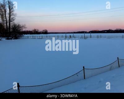 Inverno al Lac Boivin di Granby, Quebec, Canada. L'area intorno all'ufficio informazioni turistiche è molto apprezzata per iniziare un tour intorno al lago, in estate o in inverno Foto Stock