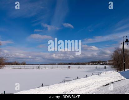 Inverno al Lac Boivin di Granby, Quebec, Canada. L'area intorno all'ufficio informazioni turistiche è molto apprezzata per iniziare un tour intorno al lago, in estate o in inverno Foto Stock