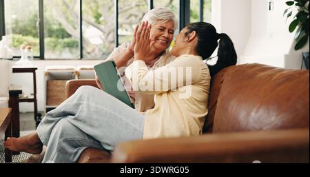 High Five, madre e tablet con figlia adulta sul divano nel soggiorno di casa per lo shopping online. App, famiglia e genitore anziano con donna dentro Foto Stock