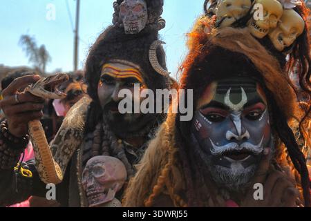 Varanasi, India. 27 febbraio 2026. Gesto dei devoti con Snake durante una processione religiosa mentre partecipavano al "Masaan" o "Bhasma" Holi a Varanasi. (Foto di Avishek Das/SOPA Images/Sipa USA) credito: SIPA USA/Alamy Live News Foto Stock