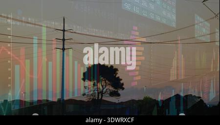 Mostra il palo con bracci trasversali, linee e alberi che modellano le case al tramonto, con grafici dei dati Foto Stock