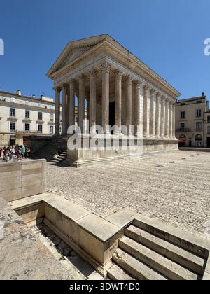Maison Carrée, il famoso tempio romano di Nîmes, in Francia, un esempio di antica architettura romana in Provenza notevolmente conservato. Foto Stock