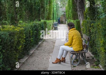 Giardini di Monforte, Jardines de Monforte. Romantico parco del XIX secolo a Valencia, Spagna, con siepi curate e panche neoclassiche. Foto Stock