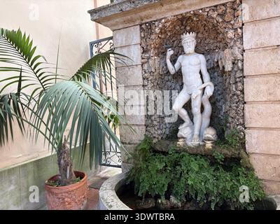 Jardines de Monforte, Giardini di Monforte. Romantico giardino neoclassico del XIX secolo a Valencia, Spagna, con una statua tridente in una grotta di conchiglie e. Foto Stock
