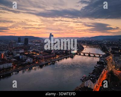 Basilea, primavera, Reno, Svizzera, Basilea, skyline, Münster, Canton Baselstadt, alba, atmosfera mattutina, data Foto Stock