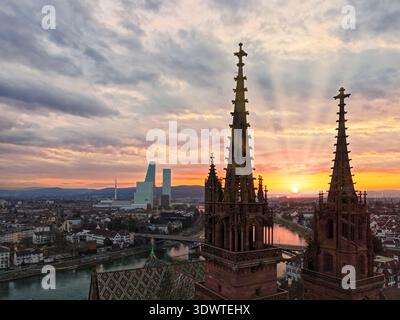 Basilea, primavera, Reno, Svizzera, Basilea, skyline, Münster, Canton Baselstadt, alba, atmosfera mattutina, data Foto Stock