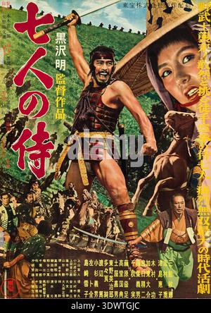Poster cinematografico giapponese vintage per il film epico del 1954 di Akira Kurosawa "sette samurai". Il poster mostra Toshiro Mifune nei panni di Kikuchiyo, una dinamica scena di battaglia e personaggi chiave del capolavoro. Foto Stock