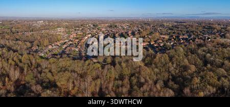 Vista panoramica delle abitazioni suburbane a Prestwich, Manchester, annidate tra fitti boschi autunnali e il verde della Irwell Valley. Foto Stock