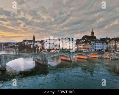 Basilea, primavera, Reno, Svizzera, Basilea, skyline, Münster, Canton Baselstadt, alba, atmosfera mattutina, data Foto Stock