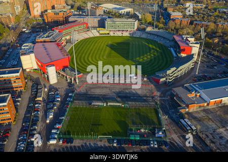Prospettiva aerea dello stadio di cricket Emirates Old Trafford, che mostra il campo circolare verde e le moderne strutture ricettive. Foto Stock