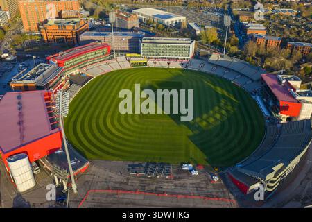 Prospettiva aerea dello stadio di cricket Emirates Old Trafford, che mostra il campo circolare verde e le moderne strutture ricettive. Foto Stock