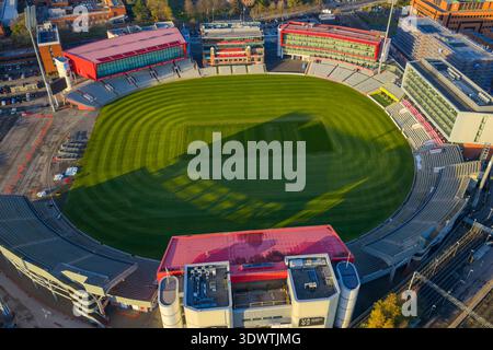 Prospettiva aerea dello stadio di cricket Emirates Old Trafford, che mostra il campo circolare verde e le moderne strutture ricettive. Foto Stock