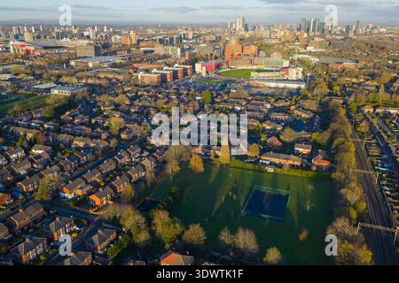 Immagine aerea del quartiere residenziale di Gorse Hill a Trafford, con i terreni ricreativi di Marje Kelly Park e Manchester Skyline. Foto Stock