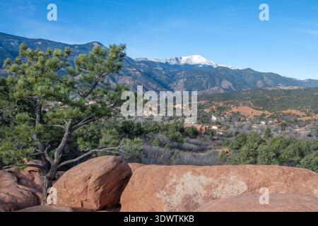 Snowy Pikes Peak da HGH Point Overlook, Old Colorado City Trail, Garden of the Gods, Colorado Springs, Colorado. Foto Stock