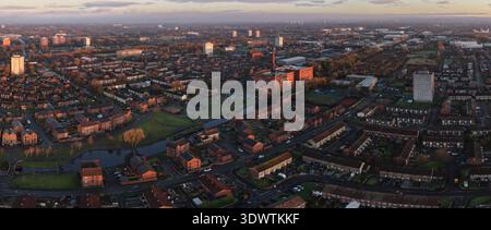 Immagine aerea del quartiere Miles Platting di Manchester, con lo storico Victoria Mill sulle rive del Rochdale Canal a Sunrise. Foto Stock