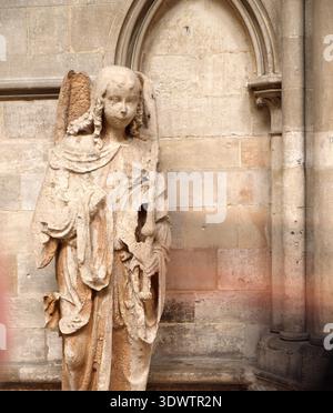 Scultura di un angelo, cattedrale di Rouen, Rouen, Normandia, Francia, Foto Stock