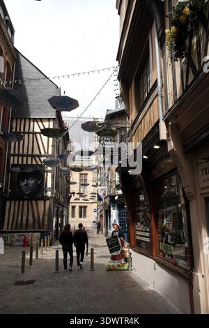 Pittoresca strada secondaria, Rouen, Normandia, Francia. Foto Stock