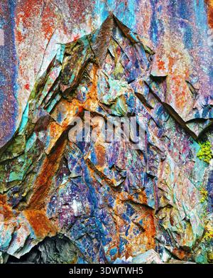 Una vista ravvicinata di rocce colorate striate di minerali con una struttura resistente agli agenti atmosferici. Foto Stock