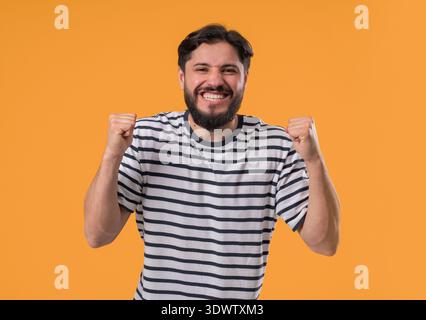 Lucky Man è contento, felice, mostra Yes Gesture of Victory con Fists clenched Foto Stock
