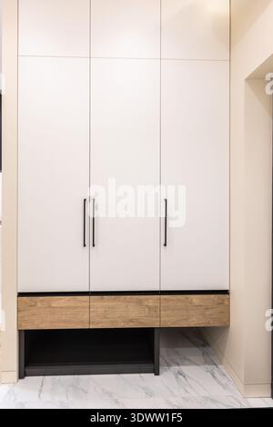 Armadio bianco con base in legno Foto Stock