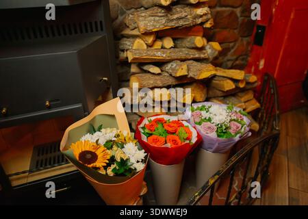 Mazzi di fiori accanto al caminetto Foto Stock