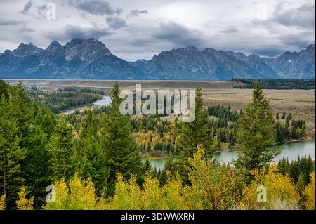Nuvoloso panorama autunnale del fiume Snake e delle montagne del Grand Teton dal fiume Snake, il Grand Teton National Park, Wyoming. Foto Stock