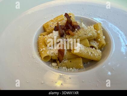 Carbonara tradizionale italiana con guanciale croccante Foto Stock