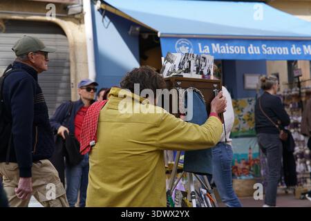 Cartoline turistiche da sfogliare al chiosco la Maison du Savon de Marseille sotto la tenda blu.Mentone, Francia Foto Stock