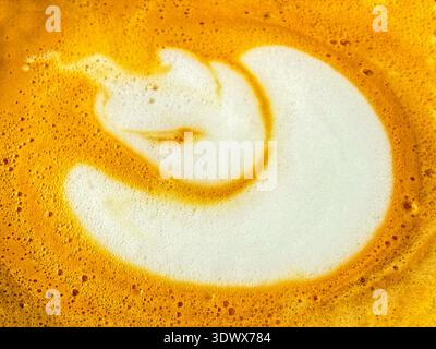 Vista ravvicinata della superficie di una tazza di caffè appena schiumata. Niente persone. Foto Stock