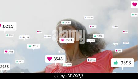 Raggiungere una donna anziana in cima al corallo, sollevare le braccia sotto il cielo luminoso tra icone fluttuanti, cresta a sinistra Foto Stock