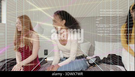 Tre donne sedute a posare sul letto in camera da letto, in abito rosso, jeans, cardigan giallo, griglia proiettata Foto Stock