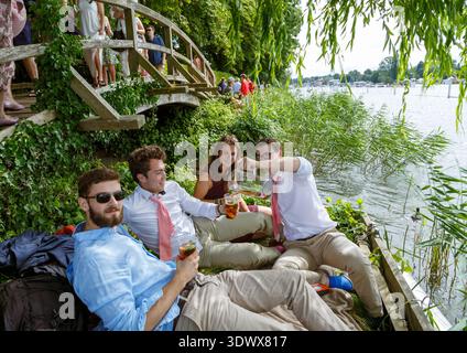 Guarda la regata Henley con un picnic e una caraffa di pimms Foto Stock