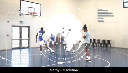 Allenarsi con cinque giocatori in maglie blu, una maglietta grigia, passare in palestra con cerchio, HUD Foto Stock
