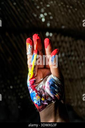 Rivestito a mano con vernice brillante, che simboleggia l'arte terapia, l'espressione emotiva e la guarigione psicologica attraverso la creatività Foto Stock