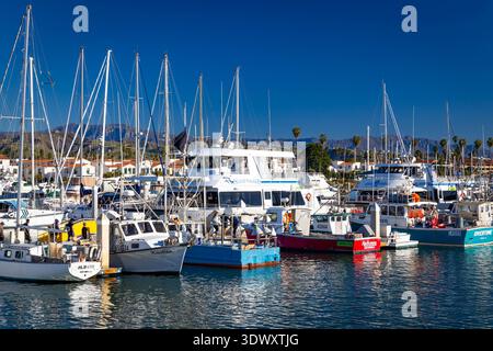 Ventura, CA, USA - 26 novembre 2025: Barche e yacht attraccati riempiono il porticciolo di Safe Harbor Ventura Isle a Ventura, California Foto Stock