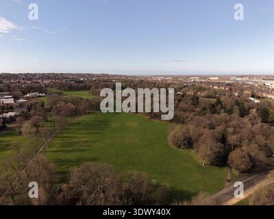 Immagine drone di Birkenhead Park con lunghe ombre di alberi sparse sull'erba. Foto Stock