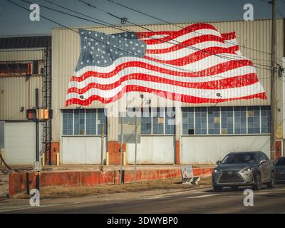Edificio industriale con murale a bandiera americana dipinto e traffico all'angolo della strada, Erie, Pennsylvania, USA Foto Stock