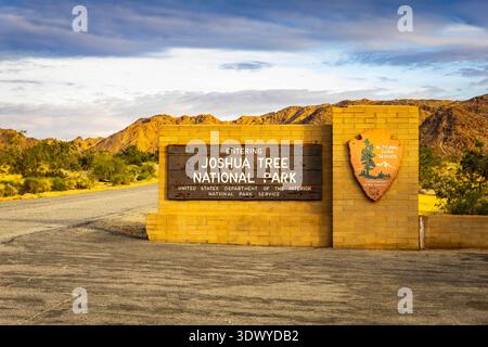 Joshua Tree, CA, USA - 30 dicembre 2025: Cartello di ingresso che segna l'accesso al Joshua Tree National Park nel deserto della California Foto Stock