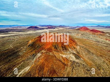 La vista aerea mostra vulcani a cono di cenere al tramonto nel deserto del Mojave in California Foto Stock