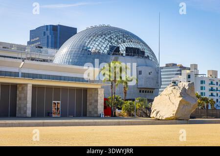 Los Angeles, CA, USA - 1 dicembre 2025: Facciata architettonica moderna del Los Angeles County Museum of Art Foto Stock